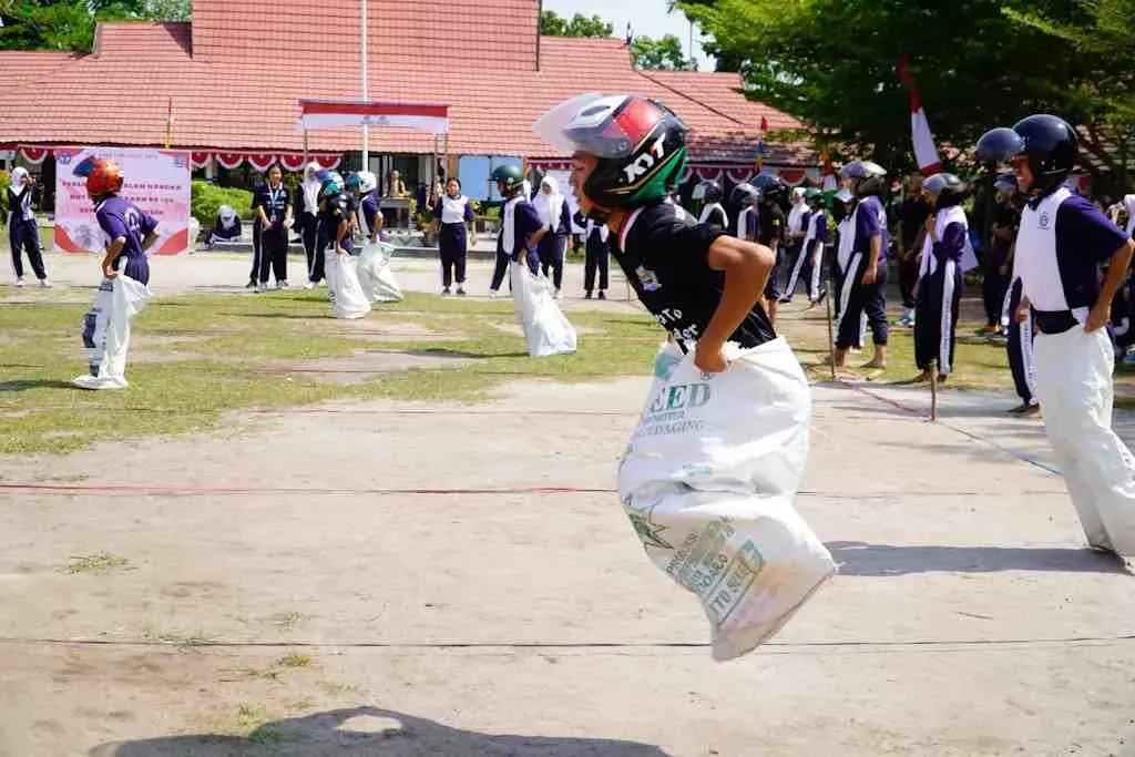 Balap Karung dengan Helm