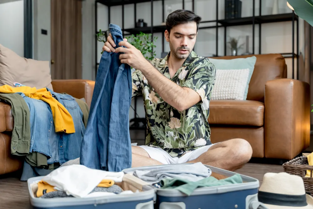 Sesuaikan Jumlah Pakaian dengan Koper