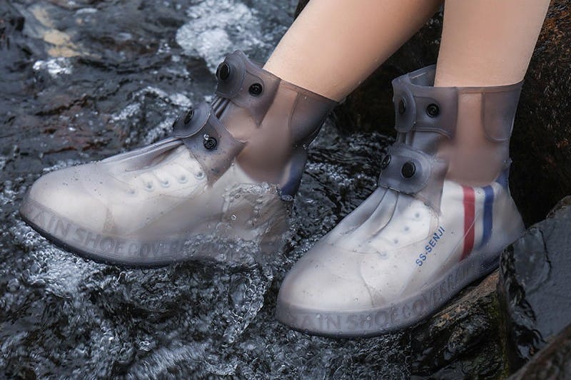 8 Cover Sepatu Anti Air Terbaik, Tetap Bersih Saat Hujan!