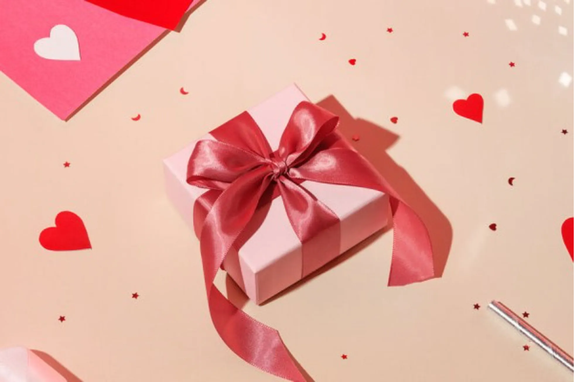 8 Hadiah Valentine Selain Coklat yang Dijamin Bikin Dia Happy