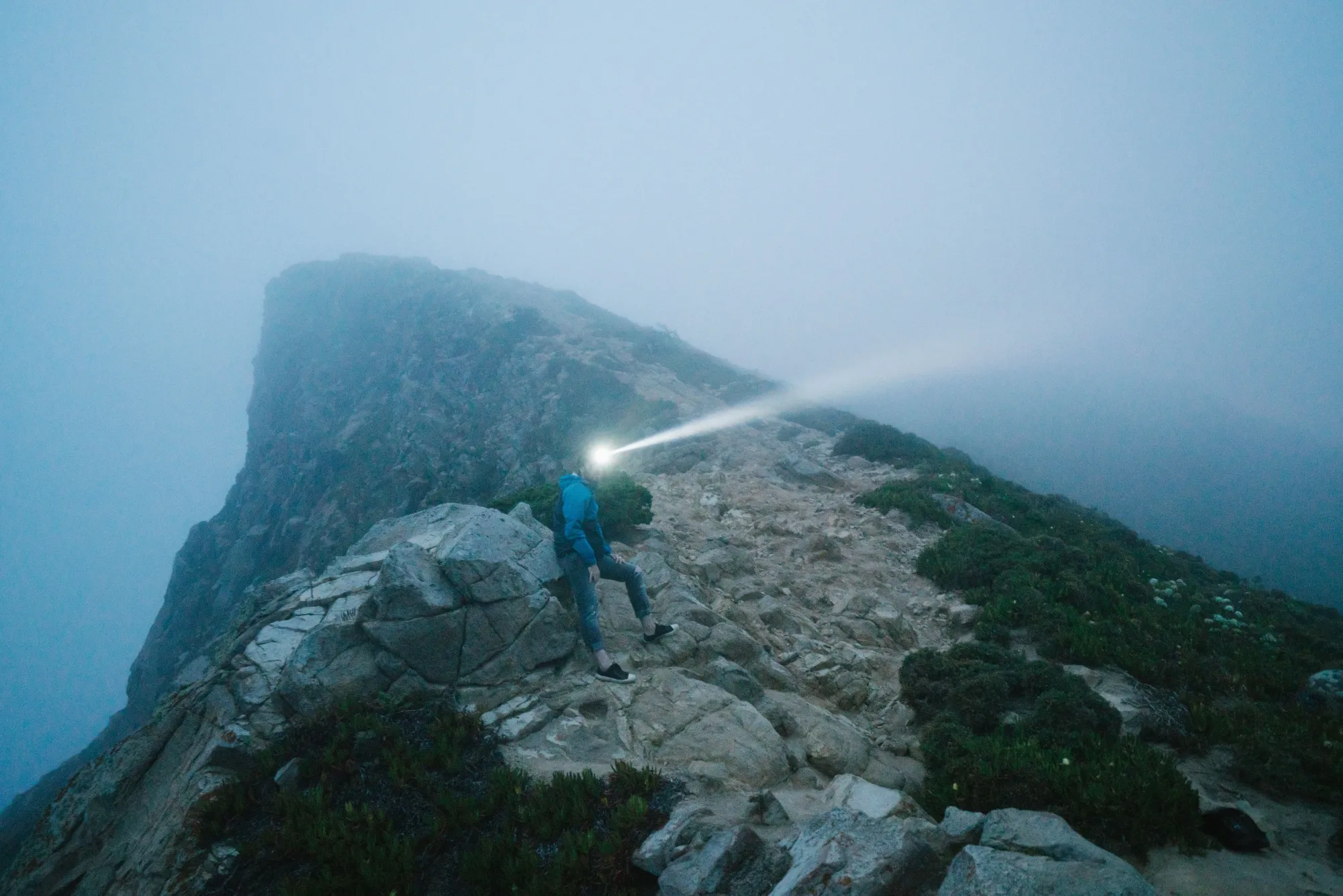 9 Rekomendasi Headlamp Gunung Tebaik Mulai dari Rp16 Ribu!